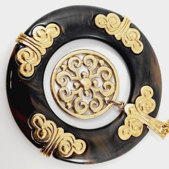 Trifari VTG Brown With Gold Tone Scrolls Spinner 3.5" Pendant Chain Necklace - Picture 7 of 13